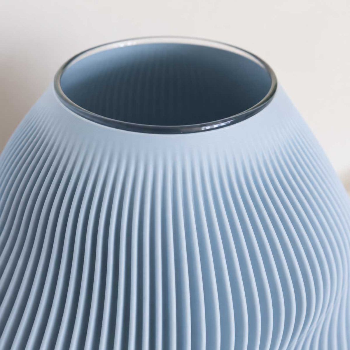 Small Baby Blue – organisk vase i lyseblå - 15 cm