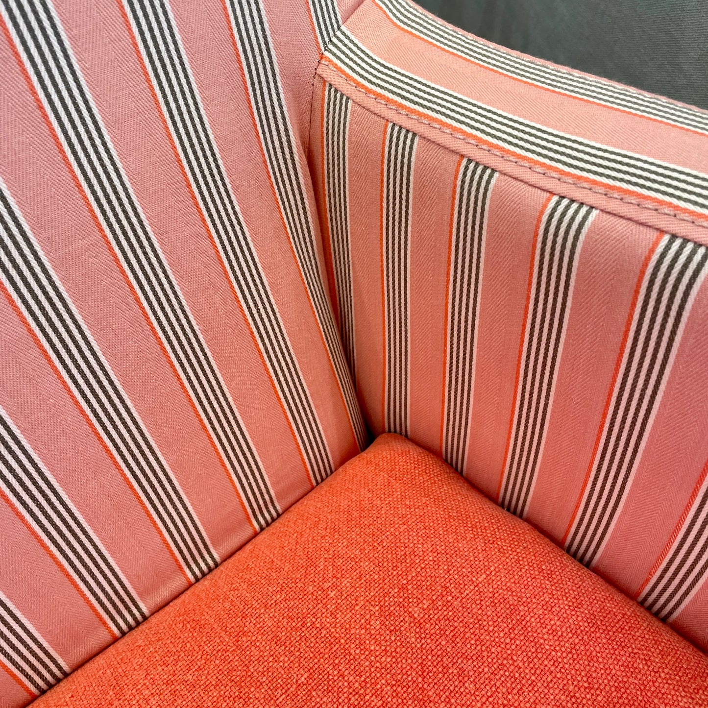 Designers Guild Rockford Lænestol høj ryg -Stripe-Hibiscus