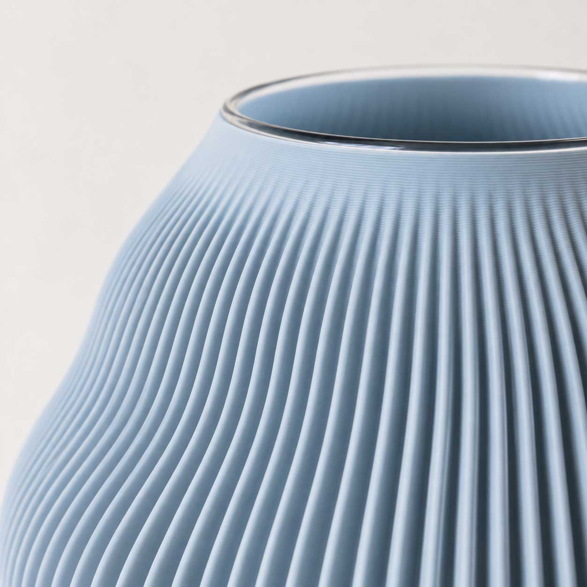Small Baby Blue – organisk vase i lyseblå - 15 cm