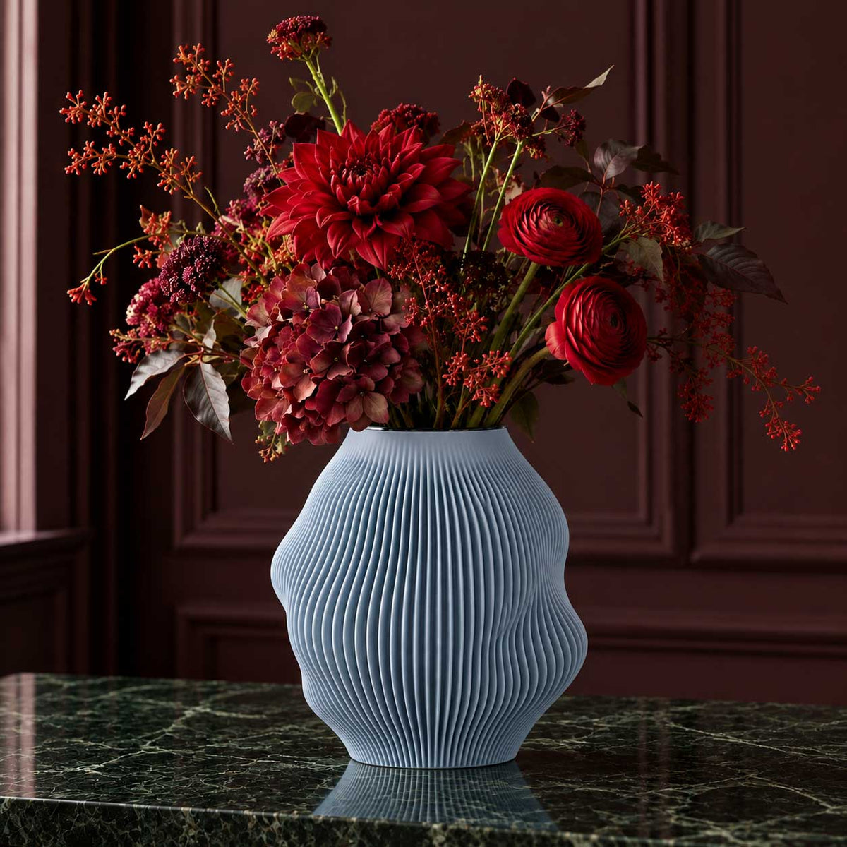 Big Baby Blue – organisk vase i lyseblå - 20 cm