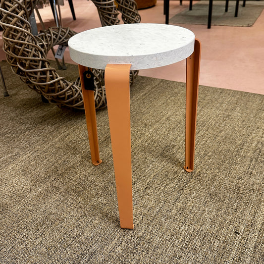 TipToe skammel med sæde i genbrugsplast