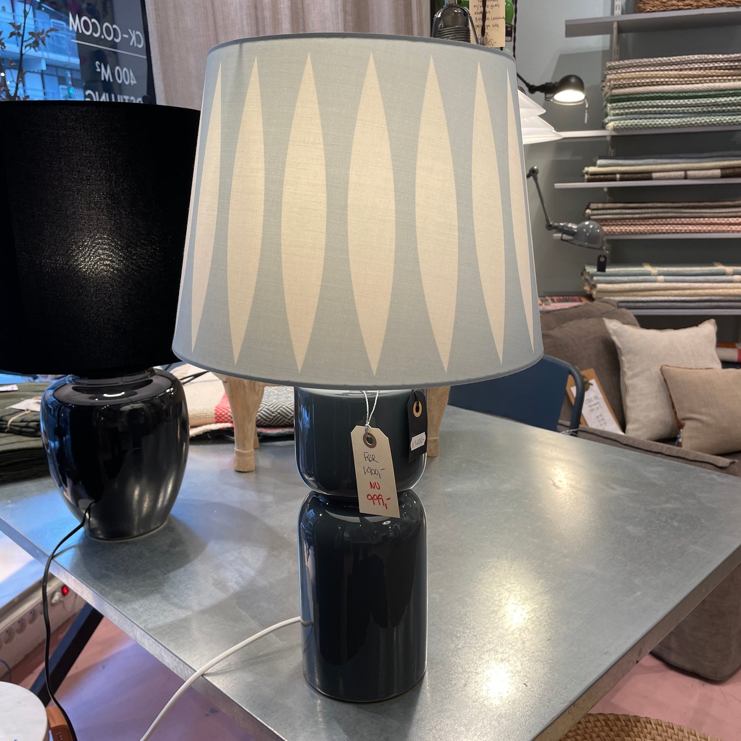 Blå bordlampe med skærm