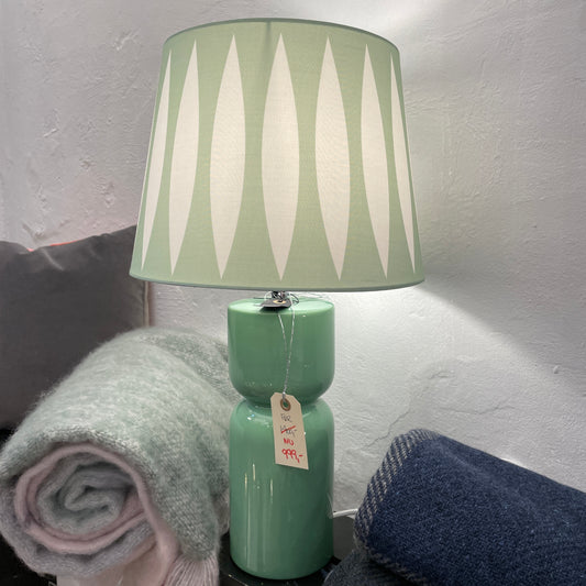Grøn bordlampe med skærm