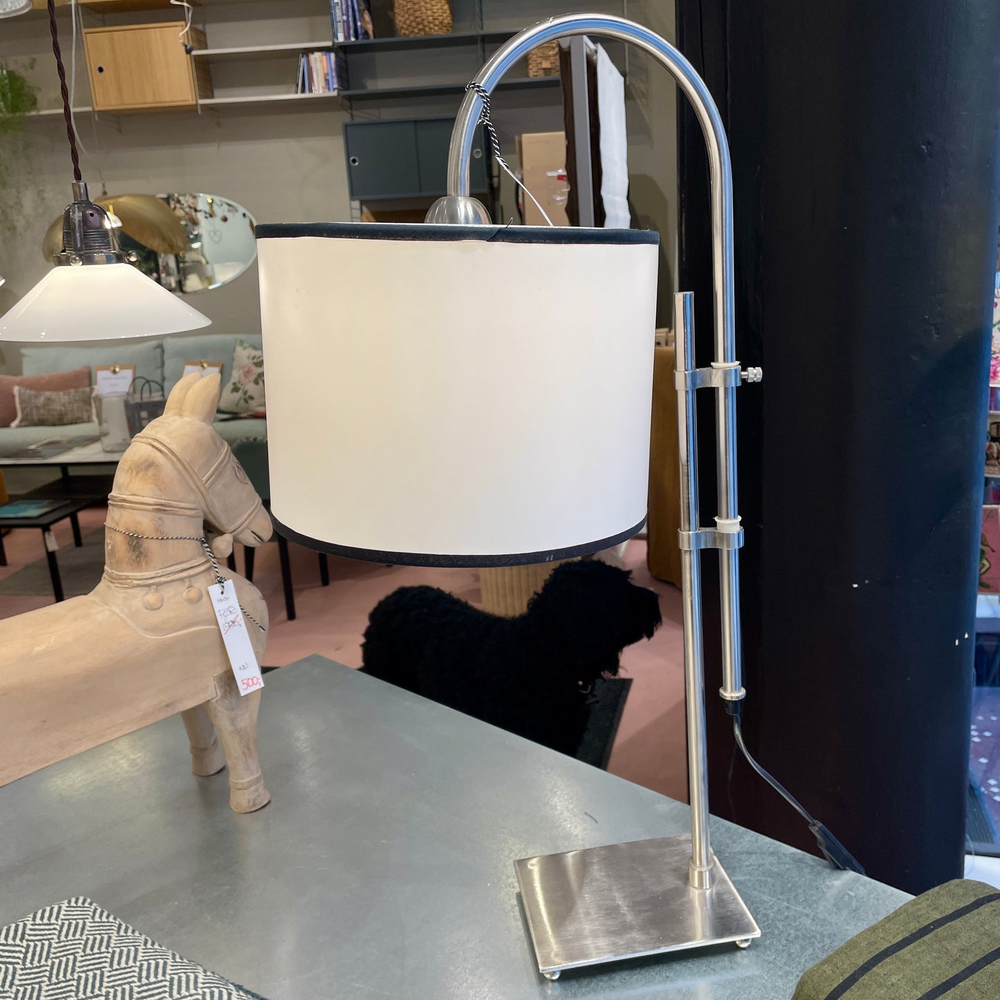 Metallampe med lys skærm