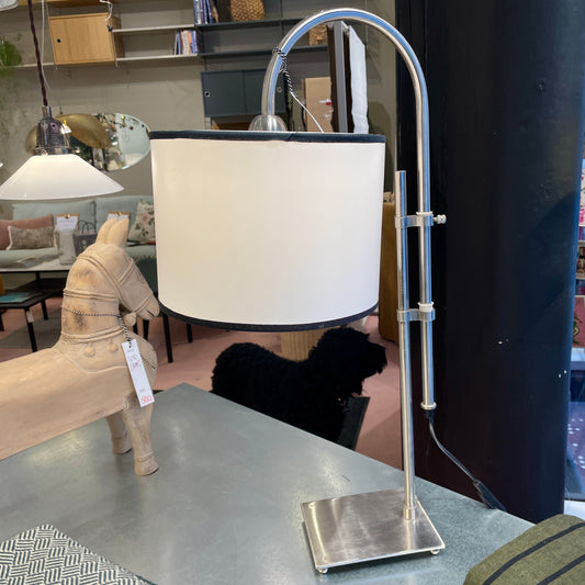 Metallampe med lys skærm