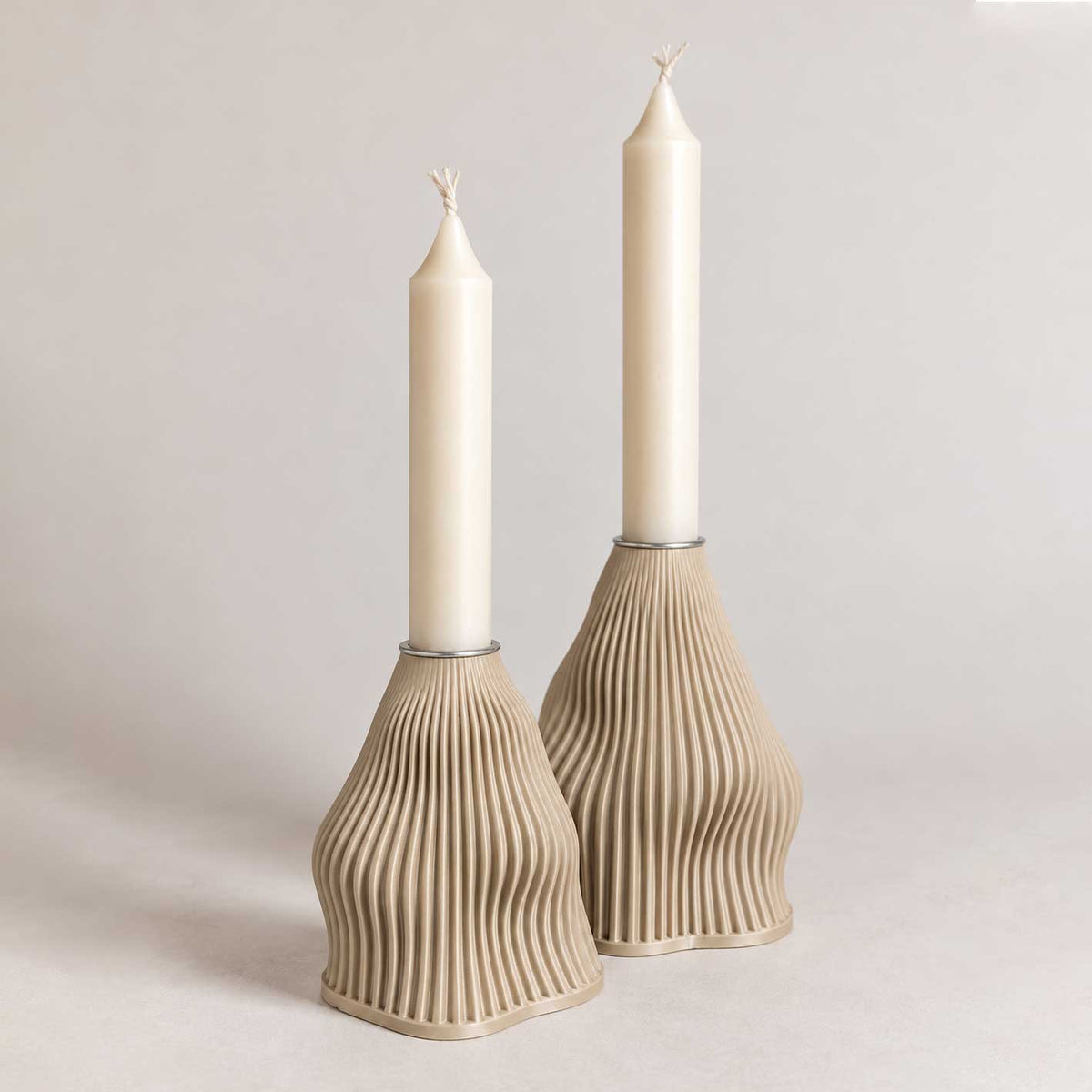 Lysestage i beige med organisk form - Sand