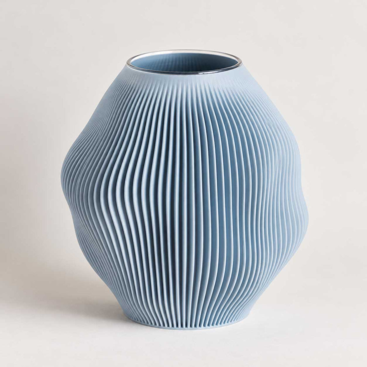 Small Baby Blue – organisk vase i lyseblå - 15 cm